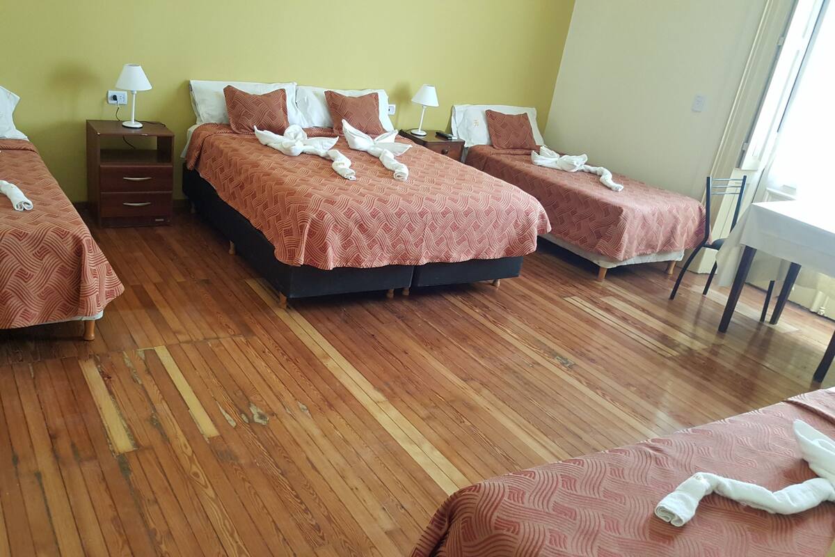 Vierbettzimmer | Daunenbettdecken, Pillowtop-Betten, Zimmersafe, schallisolierte Zimmer