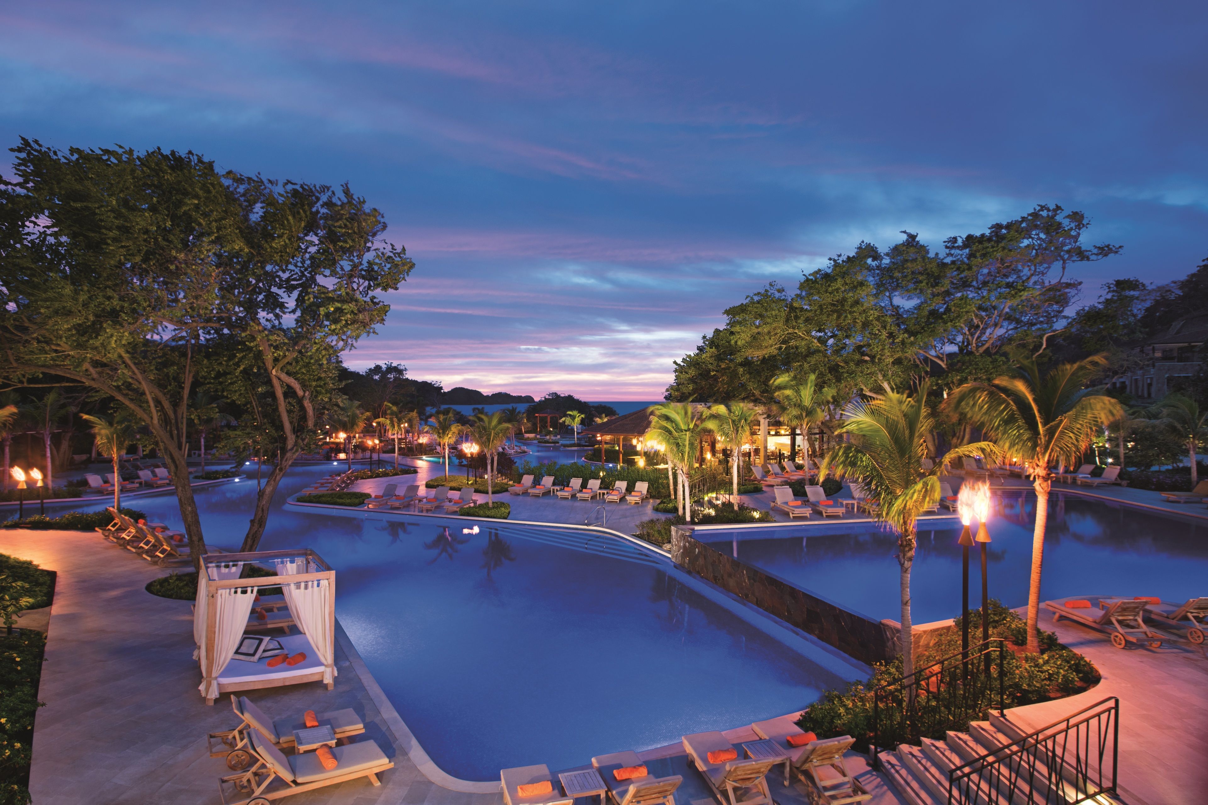 2 ulkouima-allasta, aurinkotuoleja