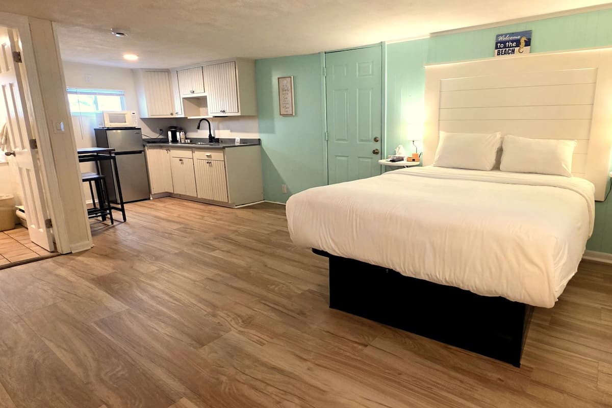 Standard Room, 1 Queen Bed, Non Smoking | Blackout drapes, iron/ironing board (on request), WiFi (free)