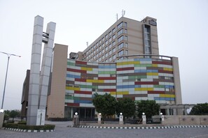 Vista frontal de la propiedad