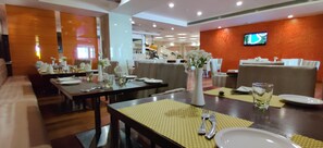 2 restaurants, breakfast, lunch, dinner served; international cuisine - Country Inn & Suites by Radisson, Bathinda (Bathinda)