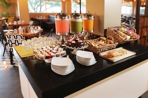 Aamiainen, lounas ja illallinen; fuusiokeittiö 