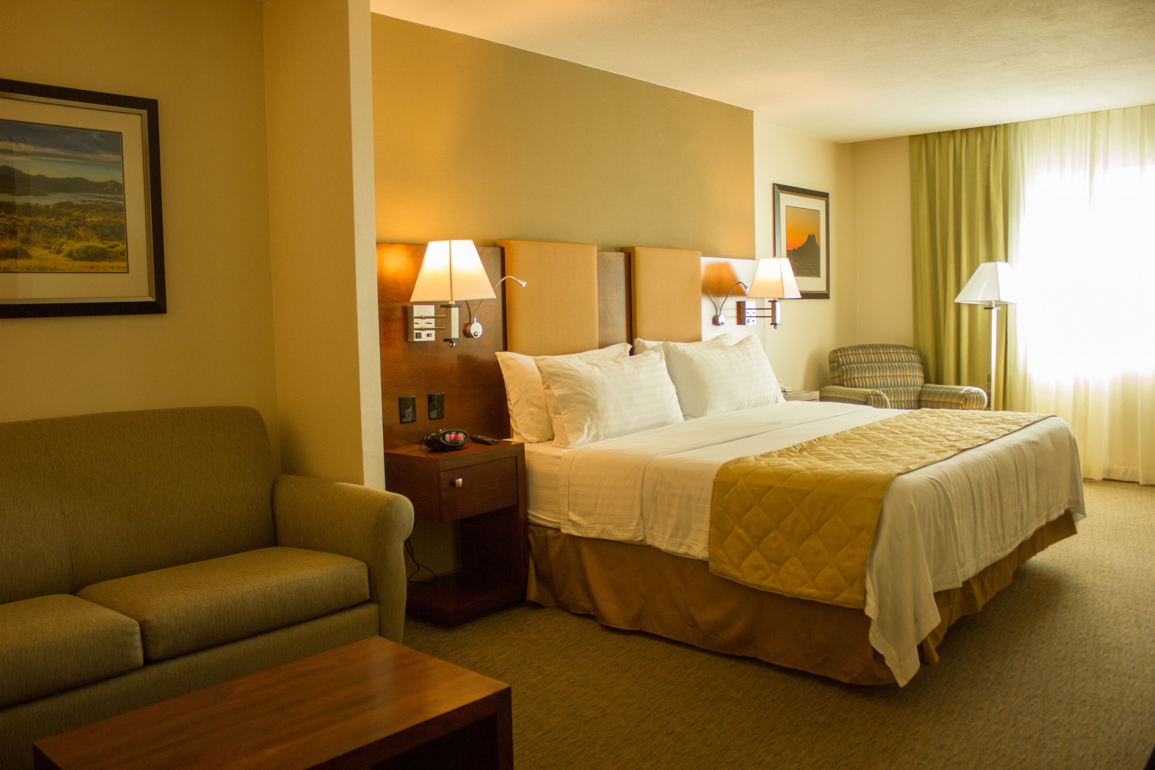 Caja de seguridad en la habitación y escritorio 