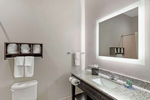 Standardzimmer, 2 Doppelbetten, Nichtraucher, Kühlschrank und Mikrowelle | Badezimmer | Duschwanne, kostenlose Toilettenartikel, Haartrockner, Handtücher