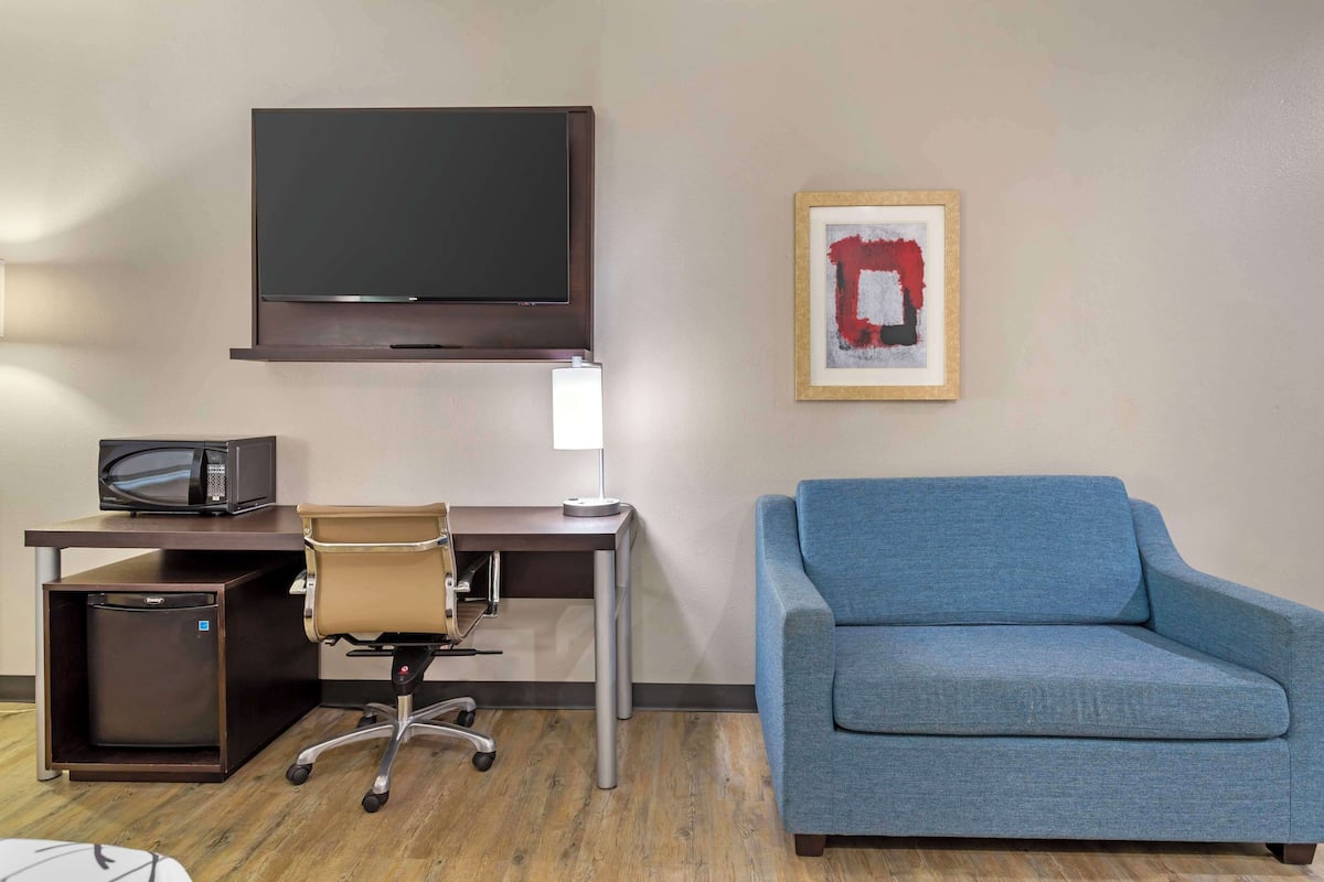 standard room, 1 king bed, non smoking, jetted tub | pillow-top beds, in-room safe, desk, blackout curtains