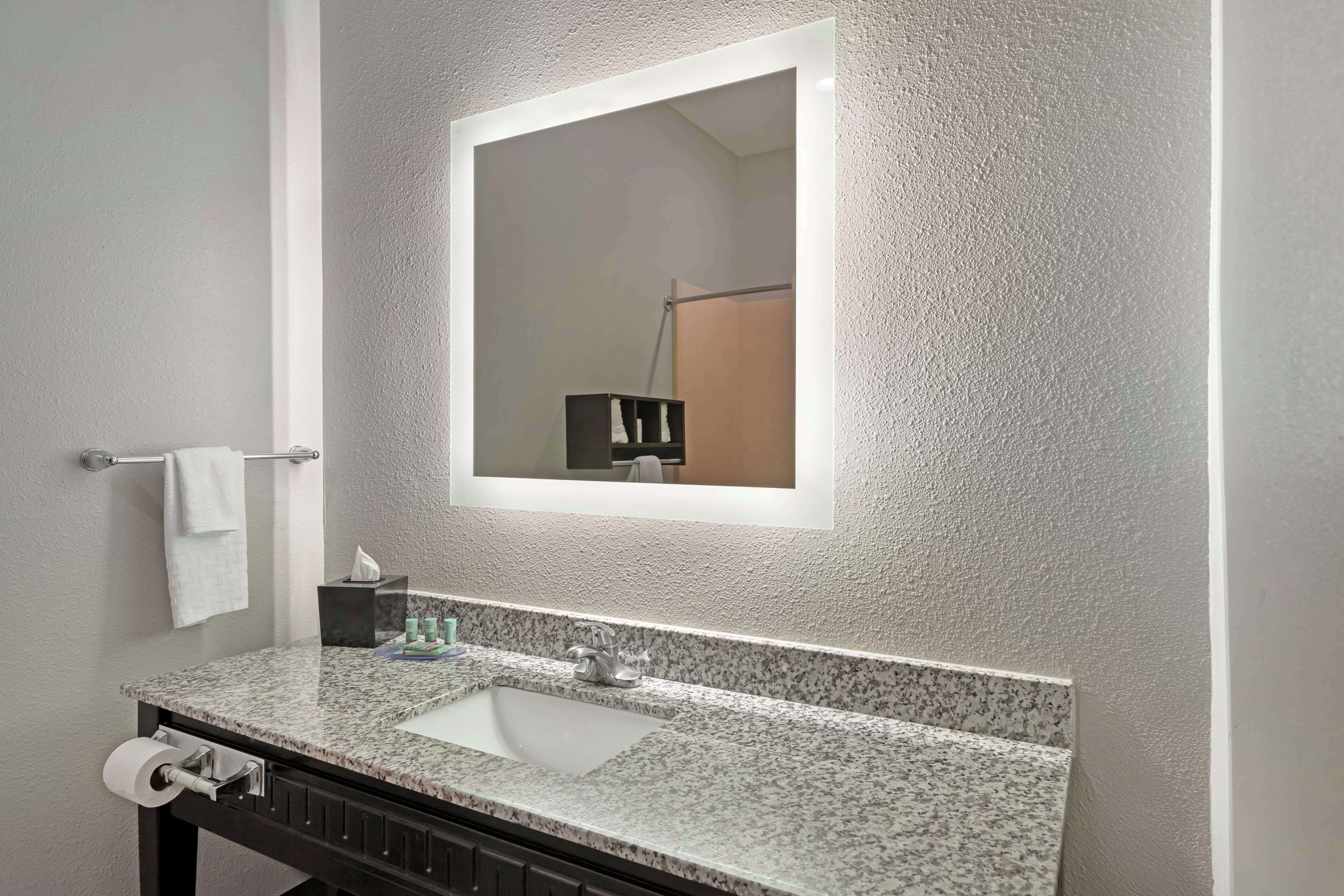 standard room, 1 king bed, non smoking, refrigerator & microwave | bathroom | combined shower/bathtub, free toiletries, hair dryer, towels