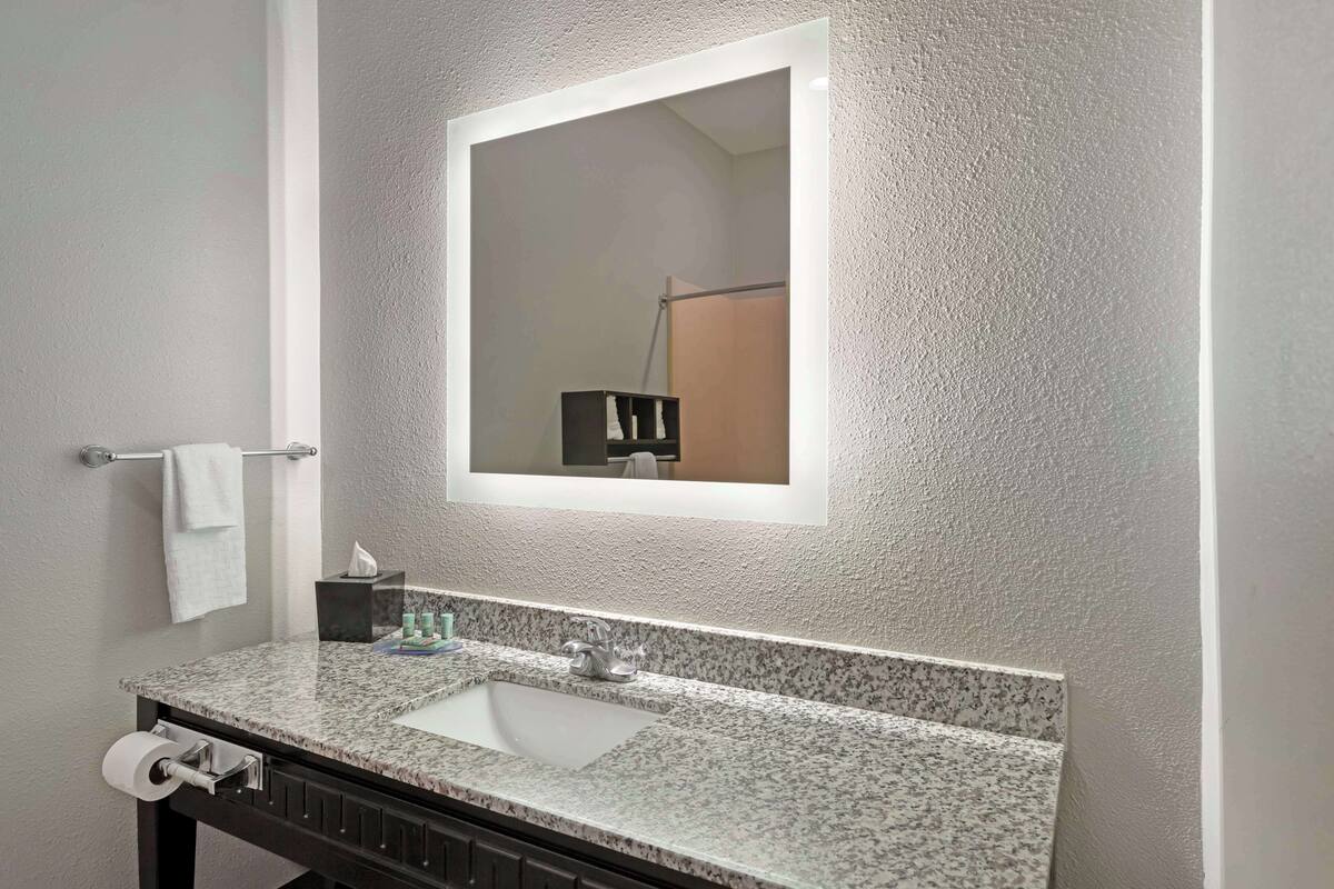 standard room, 1 king bed, non smoking, refrigerator & microwave | bathroom | combined shower/bathtub, free toiletries, hair dryer, towels