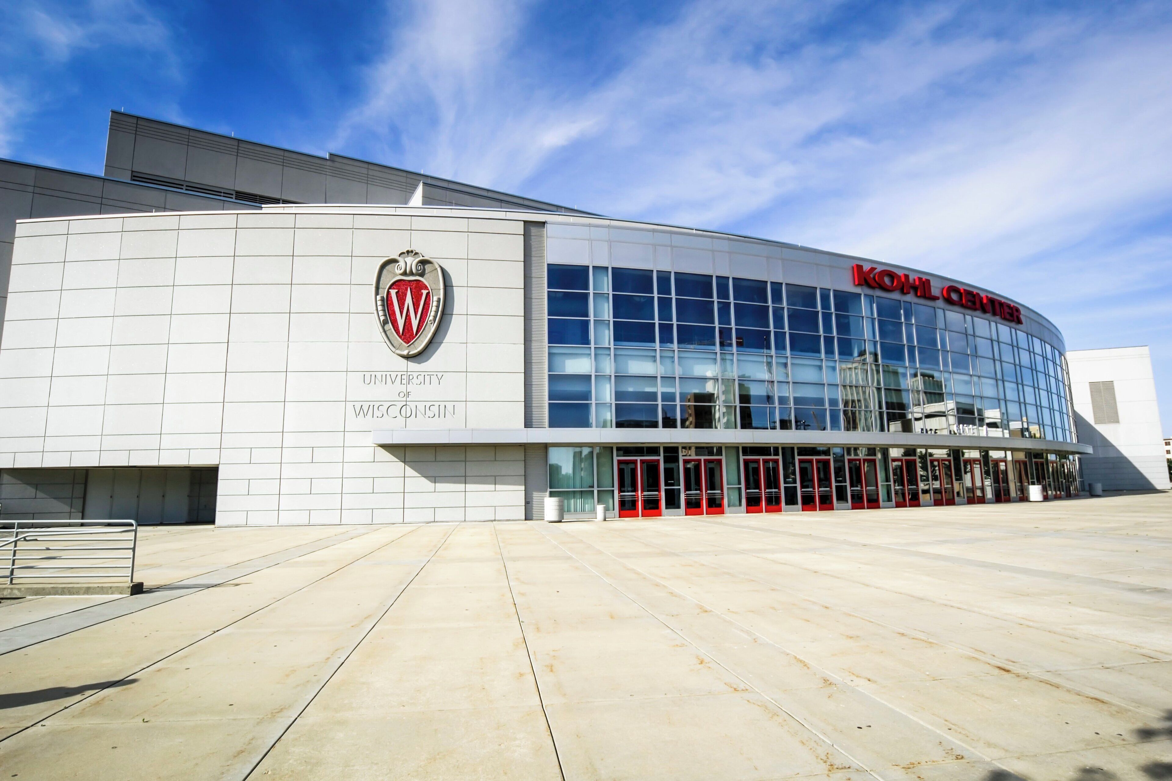 Un edificio moderno con un logo y señalización destacados de la Universidad de Wisconsin.