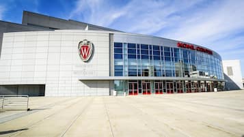 Un edificio moderno con un logo y señalización destacados de la Universidad de Wisconsin.