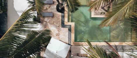 Udendørs pool, åben fra kl. 08.00 til kl. 20.00, parasoller, liggestole