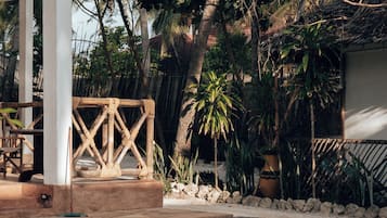 Kolam renang terbuka, dibuka dari pukul 8:00 hingga 20:00, payung kolam