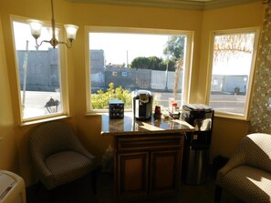 Lobby - Continental Lodge (Oakland)