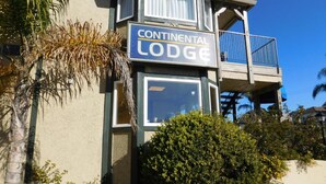A building with a sign reading "Continental Lodge". - Continental Lodge (Oakland)