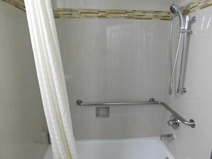 Deep-soaking bathtub, hair dryer, towels - Continental Lodge (Oakland)