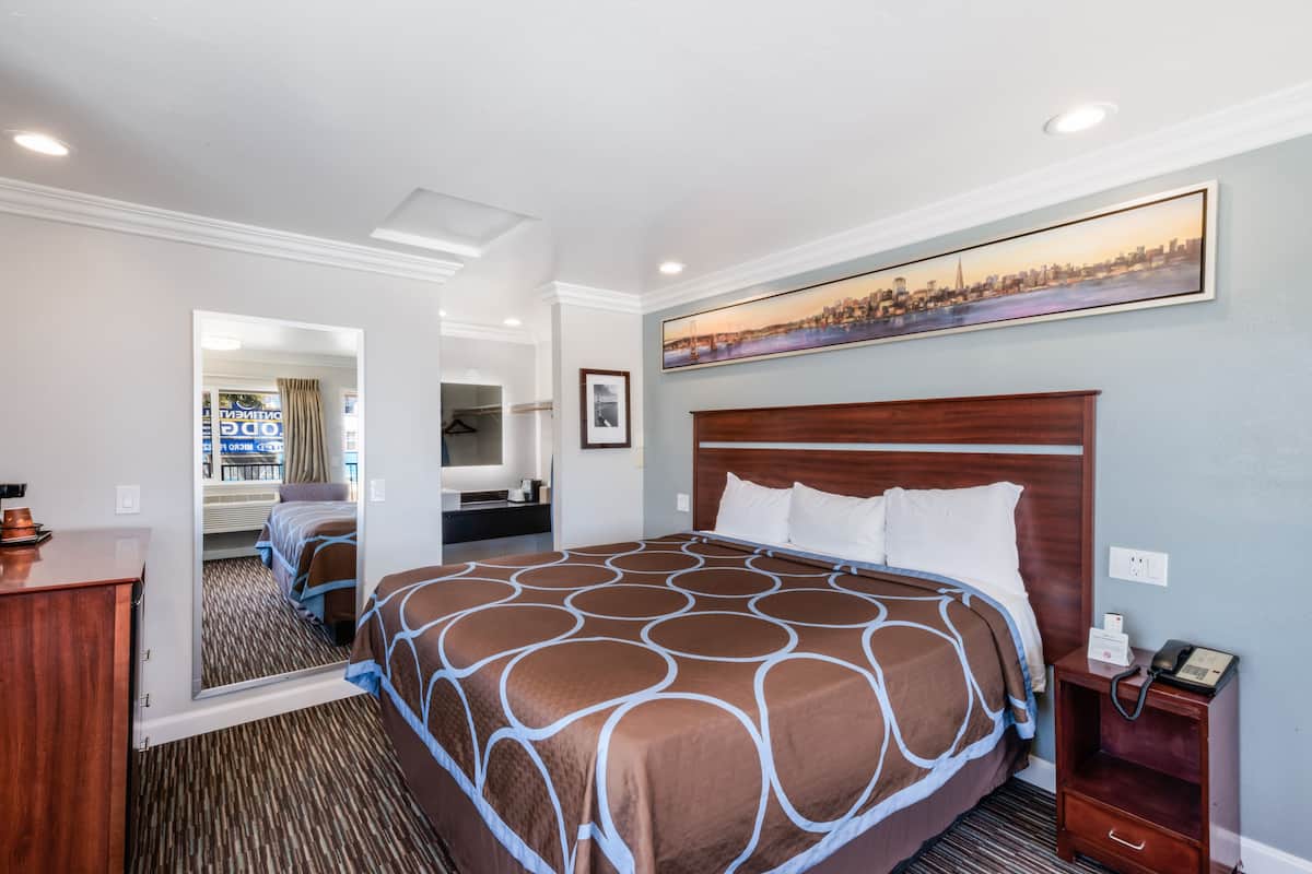 Quarto superior, 1 cama King | Roupas de cama premium, escrivaninha, ferros/tábuas de passar roupa