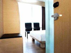 办公桌、免费 WiFi