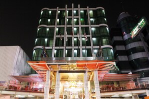 住宿正面 - 傍晚/夜晚