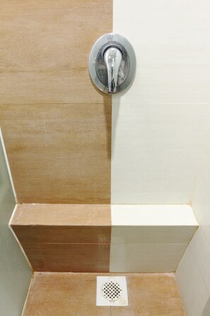 Deluxe Suite | Bathroom | Shower, bidet, towels - Business Hotel Tomang (Jakarta)