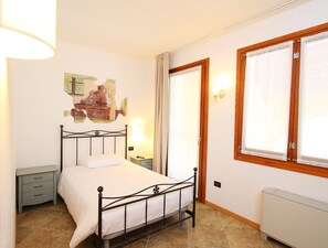 Kamar Single | Seprai premium, selimut bulu angsa, dan meja kerja