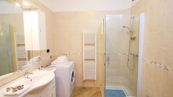 Shower, free toiletries, hair dryer, bidet