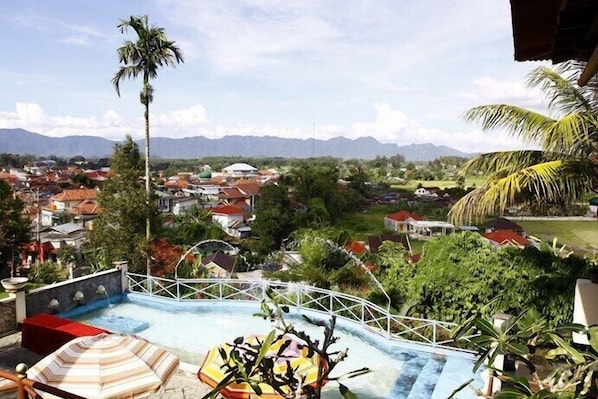 Outdoor pool - Campago Resort Hotel (Bukittinggi)