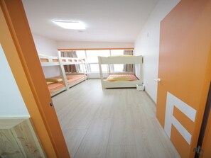 ห้องเบสิกพักรวม, ผู้หญิงเท่านั้น (6 Person) | เครื่องนอนระดับพรีเมียม, Wi-Fi ฟรี