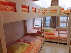 Dormitório compartilhado básico, somente para homens (4 Person) | Roupas de cama premium, Wi-Fi de cortesia
