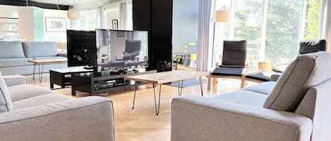 Villa 5 chambres SPA | Aire de séjour | Téléviseur à écran plat de 40 po avec télévision par cùble