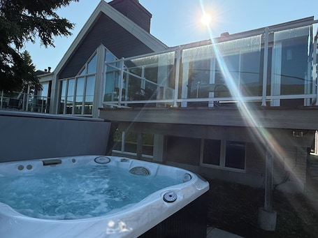 Bañera de hidromasaje privada. Chalets Montmorency Mont-Sainte-Anne