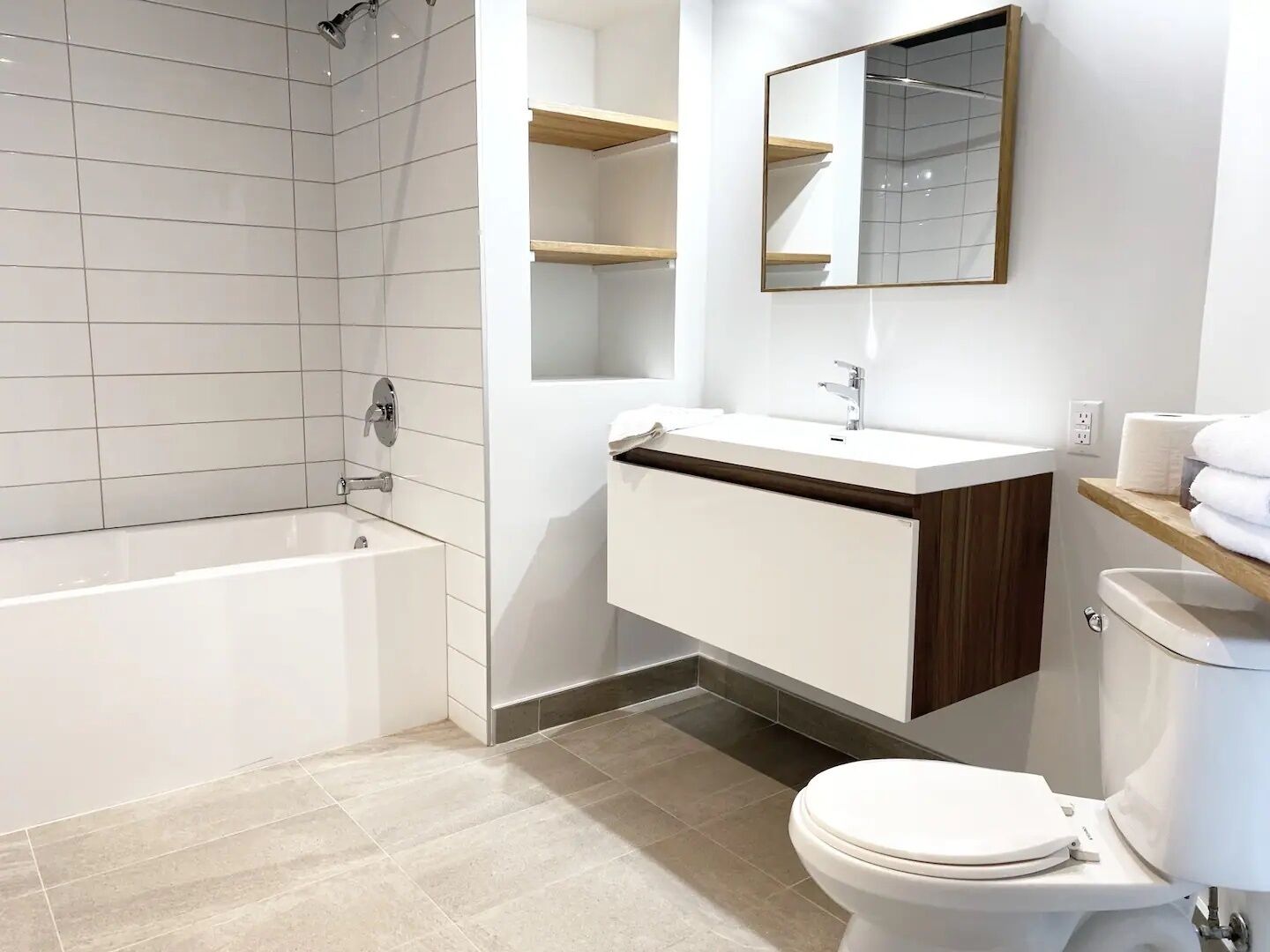 villas 5 chambres spa | bathroom | combined shower/bathtub, hair dryer, towels, soap