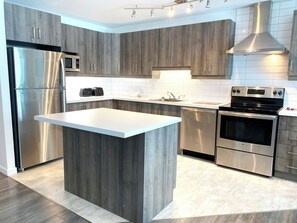 Villa, 5 soverom, peis | Eget kjøkken | Mikrobølgeovn, kokeplater, kaffetrakter/tekoker og vannkoker