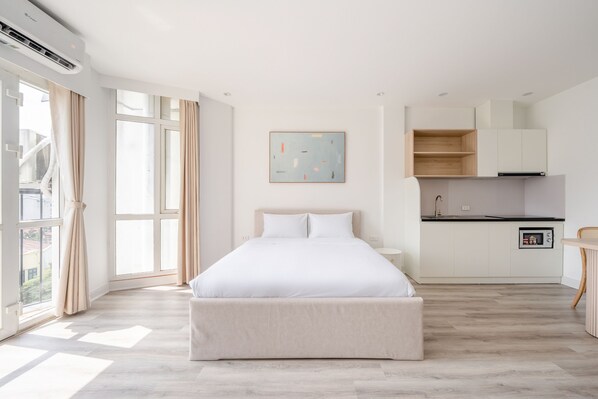 Deluxe Studio Suite, Balcony, City View | Egyptian cotton sheets, hypo-allergenic bedding, Select Comfort beds