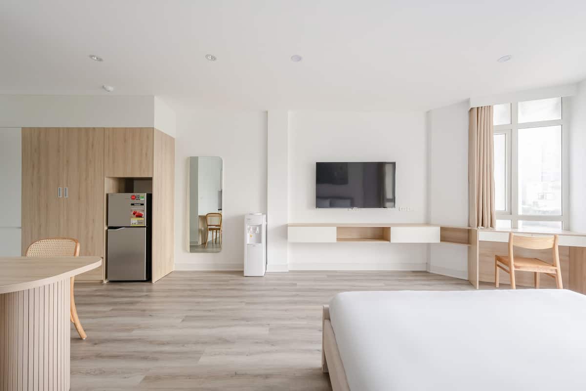 Suite monolocale Deluxe, balcone, vista città | Biancheria in cotone egiziano, biancheria da letto ipoallergenica