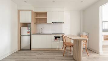 Premier Studio Suite, 1 Queen Bed, Bathtub, City View | Private kitchen | Fridge, microwave, cookware/dishes/utensils