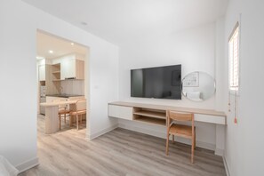 Premier Studio Suite, 1 Queen Bed, Bathtub, City View | Egyptian cotton sheets, hypo-allergenic bedding, Select Comfort beds
