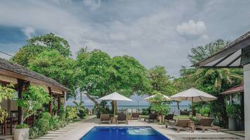 Outdoor pool, free cabanas, sun loungers