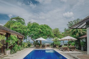 Una piscina al aire libre, camas de piscina gratis
