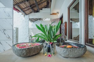 Premium Studio Suite | Bathroom | Free toiletries, hair dryer, towels