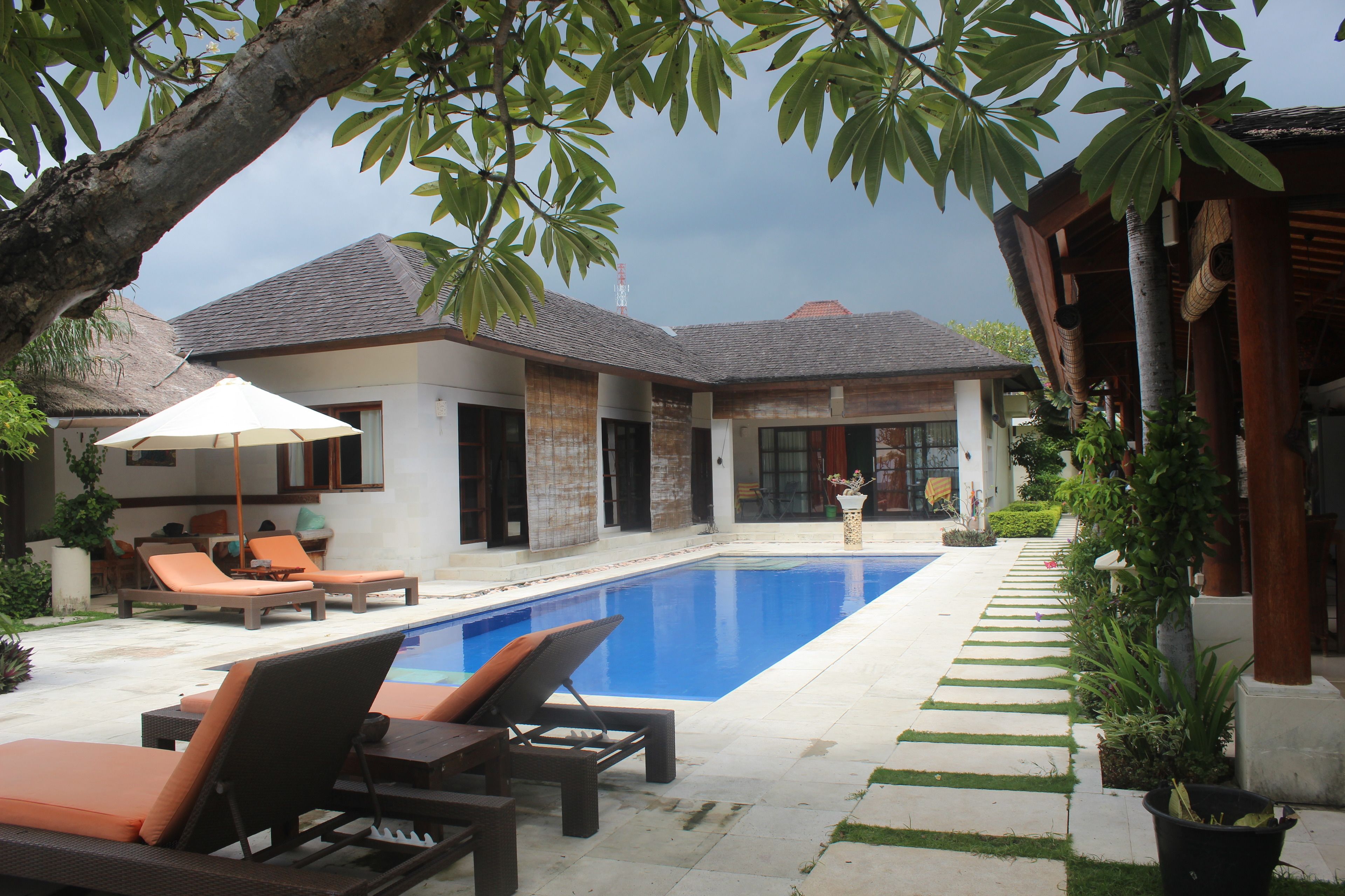 outdoor pool, free pool cabanas, pool loungers