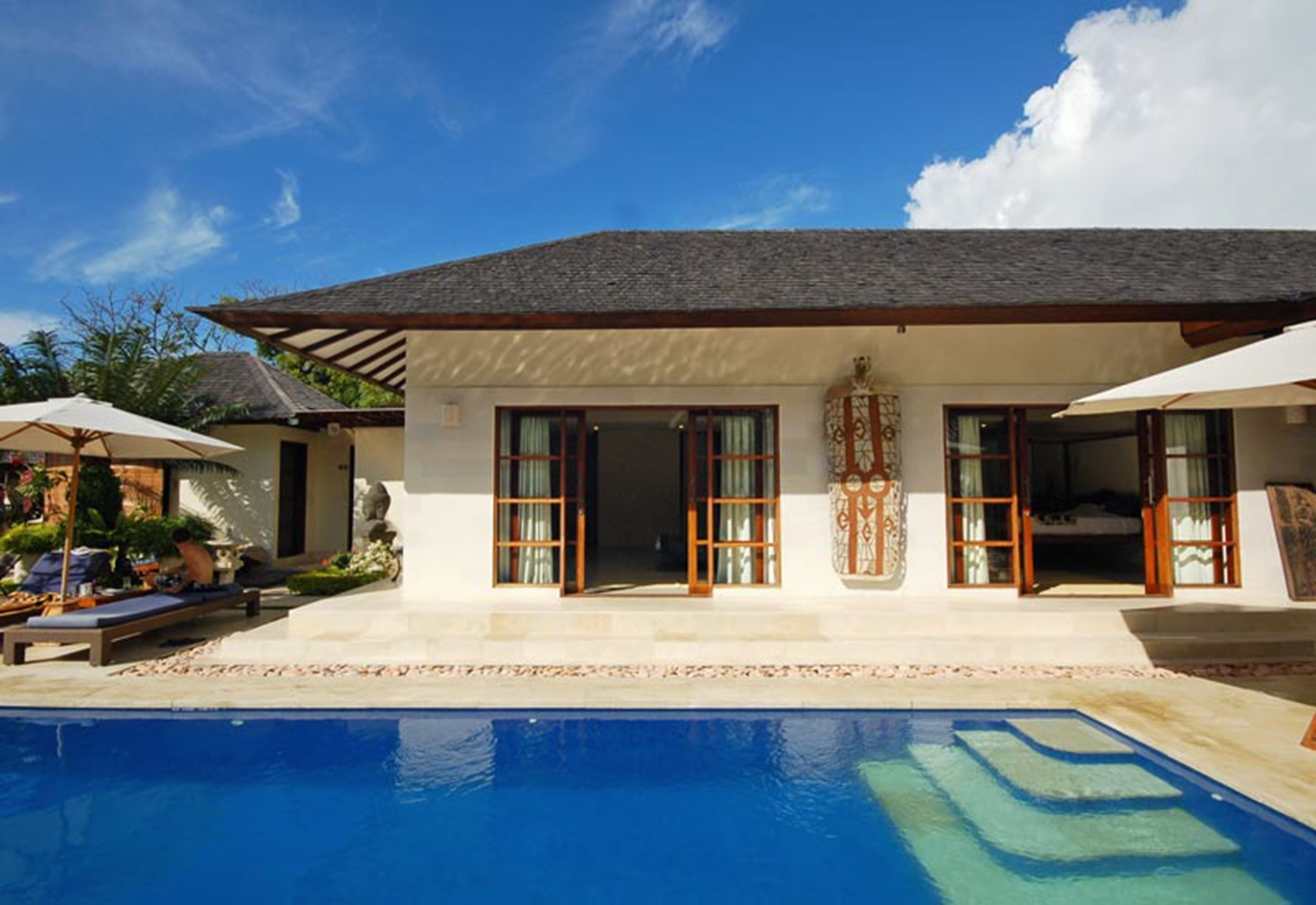 outdoor pool, free pool cabanas, pool loungers