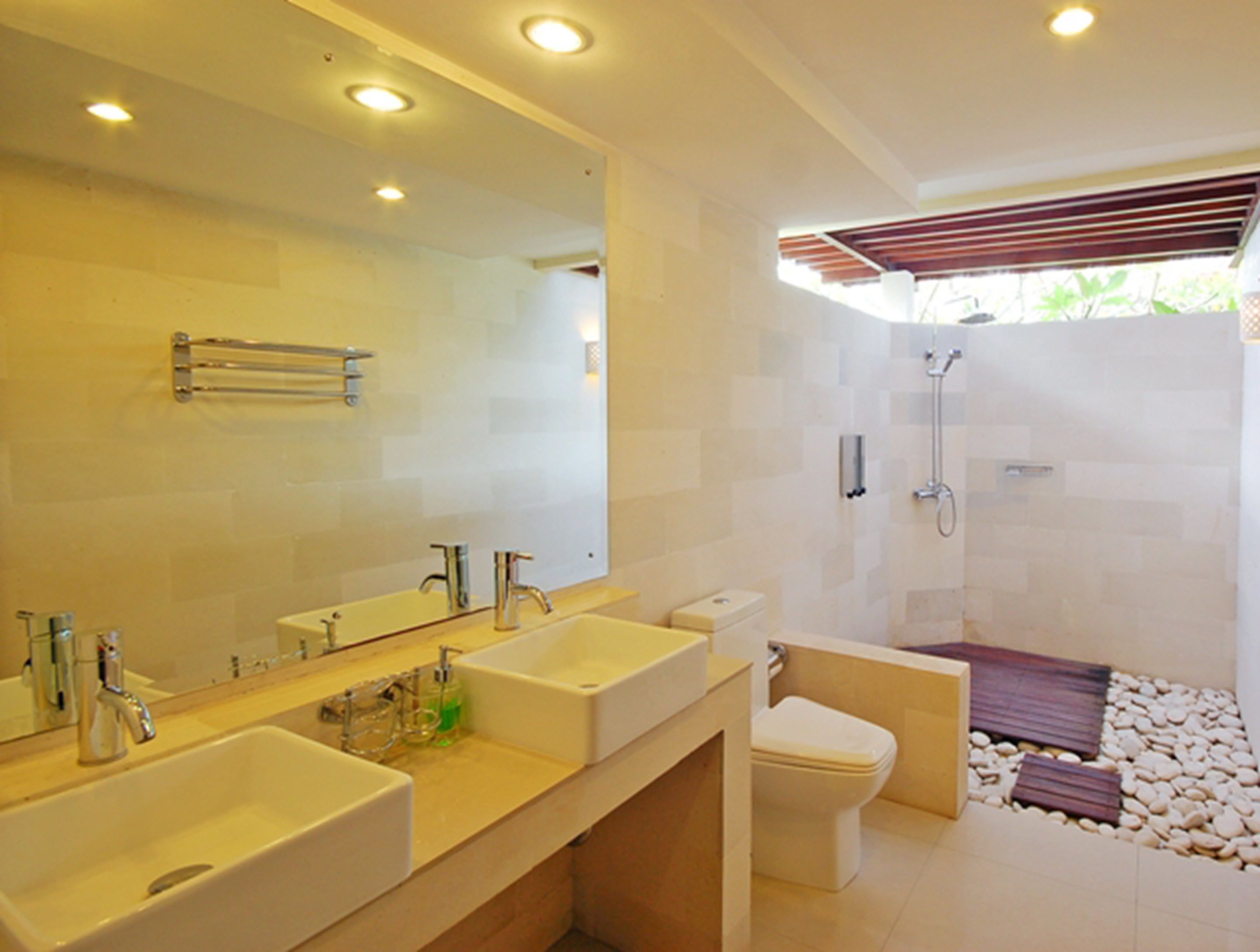 deluxe room | bathroom | free toiletries, hair dryer, towels