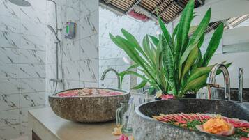 Premium Studio Suite | Bathroom | Free toiletries, hair dryer, towels