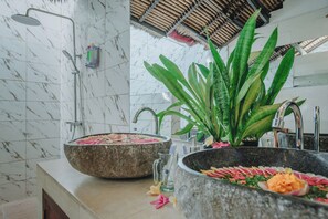 Premium Studio Suite | Bathroom | Free toiletries, hair dryer, towels - Frangipani Beach Hotel (Buleleng)