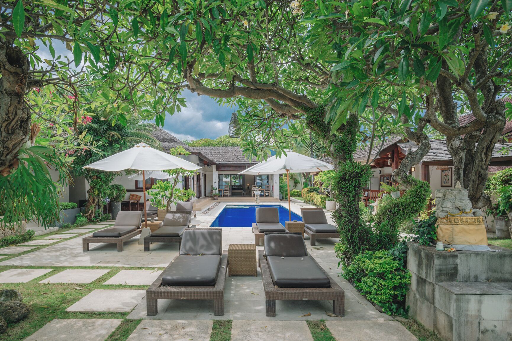 Outdoor pool, free pool cabanas, pool loungers