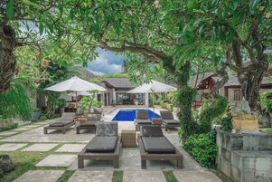 Outdoor pool, free cabanas, sun loungers