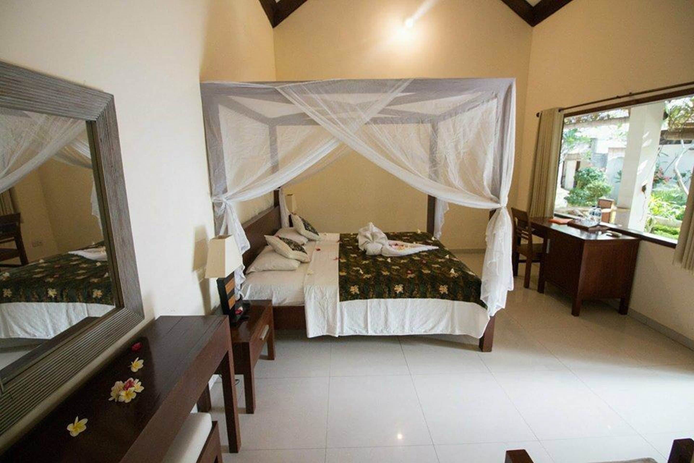 deluxe room | minibar, in-room safe, desk, free wifi