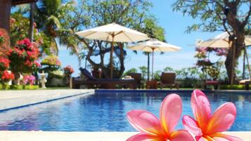 Utendørsbasseng, bassengtelt (inkludert) og solsenger