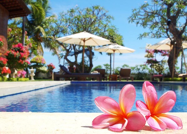 Piscine extérieure, cabanas gratuites, chaises longues