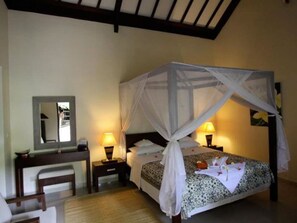 Phòng Deluxe | Minibar, két bảo mật tại phòng, bàn 