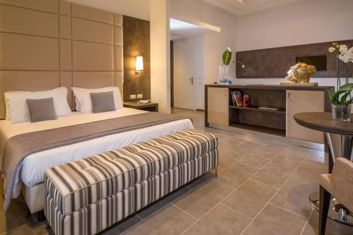 Minibar, caja de seguridad en la habitación, escritorio y wifi gratis